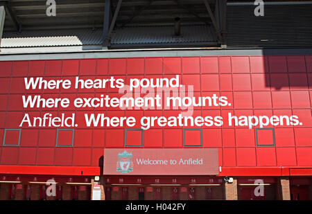 LIVERPOOL VEREINIGTES KÖNIGREICH. 17. SEPTEMBER 2016. Ticketschalter am Liverpool Football Club Stadion Kop Ende Stockfoto