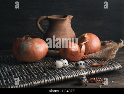 Stillleben mit Zwiebeln, Wachteleiern und Tonkrug Stockfoto