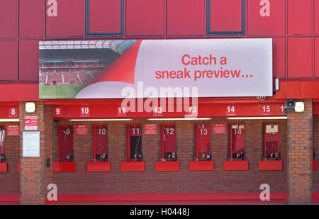 LIVERPOOL VEREINIGTES KÖNIGREICH. 17. SEPTEMBER 2016. Ticketschalter am Liverpool Football Club Stadion Kop Ende Stockfoto