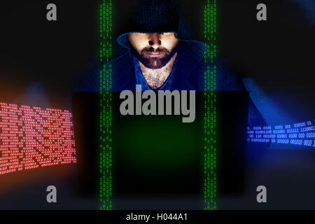 Mann arbeitet am Computer im dunklen Raum. Internet-Security-Konzept Stockfoto