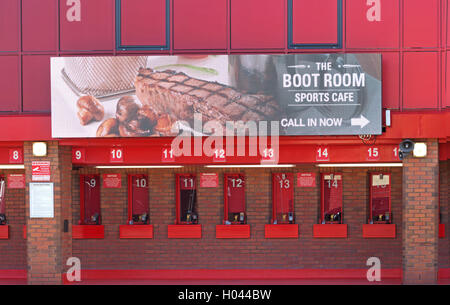 LIVERPOOL VEREINIGTES KÖNIGREICH. 17. SEPTEMBER 2016. Ticketschalter am Liverpool Football Club Stadion Kop Ende Stockfoto