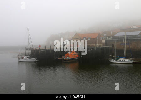 Whitby Lifeboat Station an einem nebeligen Tag Stockfoto