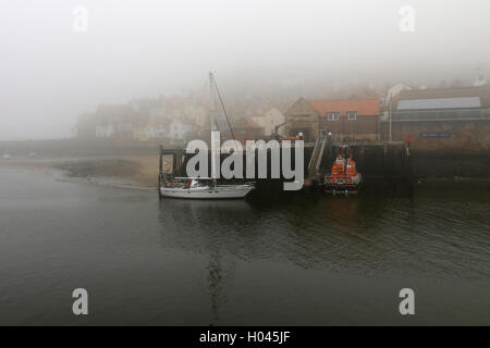 Rettungsstation, Whitby an einem nebeligen Tag Stockfoto