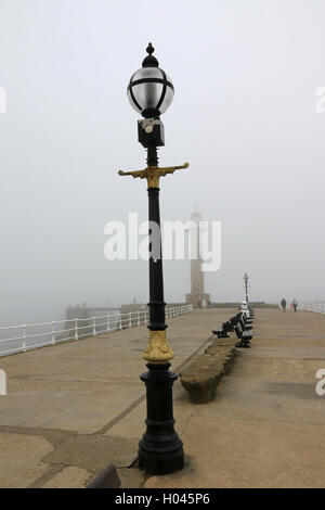 Whitby West Pier an einem nebeligen Tag Stockfoto