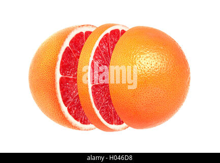 In Scheiben geschnittene Grapefruit isoliert auf weißem Hintergrund Stockfoto