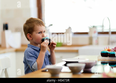 Kind essen dekoriert schöne muffins Stockfoto