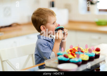 Kind essen dekoriert schöne muffins Stockfoto