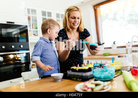 Schönes Kind und Mutter in der Küche mit Liebe Backen Stockfoto