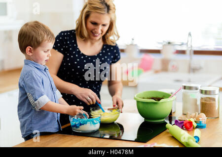 Schönes Kind und Mutter in der Küche mit Liebe Backen Stockfoto