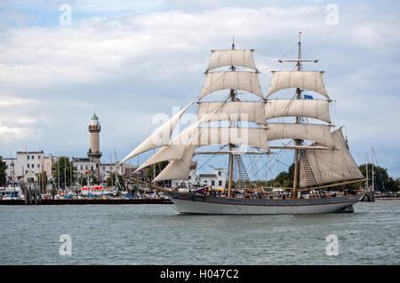 Vorbeifahrenden Boote auf 2016 Hanse Sail in Rostock-Warnemünde, Deutschland. Stockfoto