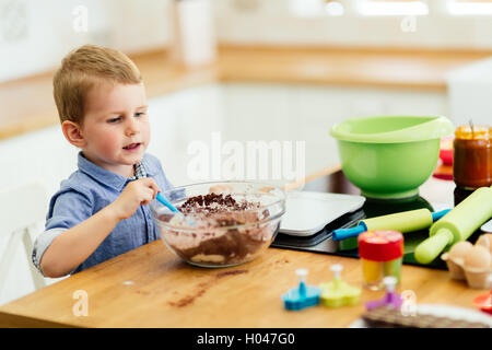 Entzückenden Kind jünger als 3 machen Cookies in Küche Stockfoto
