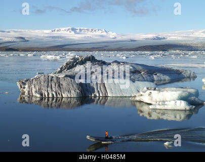 Bootfahren zwischen den Eisbergen Hugh am Tag Traumwetter, Gletscherlagune Jökulsárlón, Island Stockfoto