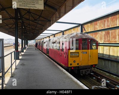 Isle Of Wight Ryde Pier Head Bahnhof mit ex London Underground Central Linie Züge Stockfoto