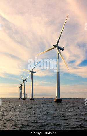 Middelgrund Offshore Windpark vor der Küste des Kopenhagener Hafens, Dänemark. Eigentum je 10, Middelgrundens Wind Turbine Cooperative und HOFOR. Stockfoto