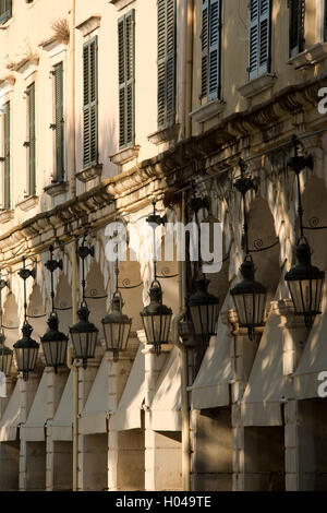 Alten Laternen über den Liston Arkaden in der Altstadt von Corfu, Corfu, die Ionischen Inseln, die griechischen Inseln, Griechenland, Europa Stockfoto