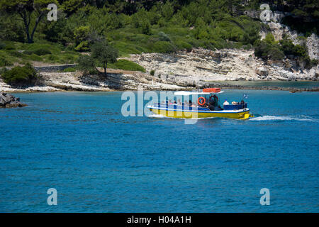 Ein kleiner Ausflugsboot voller Touristen Rückkehr aus Anti-Paxos und unterwegs in Gaios Hafen, Paxos, die Ionischen Inseln, Gre Stockfoto
