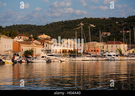 Der malerische Hafen von Gaios bei Sonnenaufgang auf der Insel Paxos, die Ionischen Inseln, die griechischen Inseln, Griechenland, Europa Stockfoto