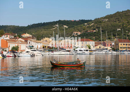 Ein bunte altes Fischerboot in Gaios Hafen bei Sonnenaufgang auf Paxos, die Ionische Inseln, Griechenland, Europa Stockfoto