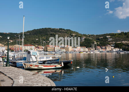 Alten Fischerboote und moderne Yachten im Hafen von Gaios auf Paxos, die Ionischen Inseln, die griechischen Inseln, Griechenland, Europa Stockfoto