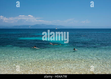Schwimmer im Wasser bei Kipos Beach an der Ostküste von Paxos, die Ionische Inseln, Griechenland, Europa Stockfoto