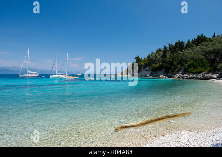 Segelyachten off Marmari Beach an der Ostküste von Paxos, die Ionischen Inseln, die griechischen Inseln, Griechenland, Europa Stockfoto