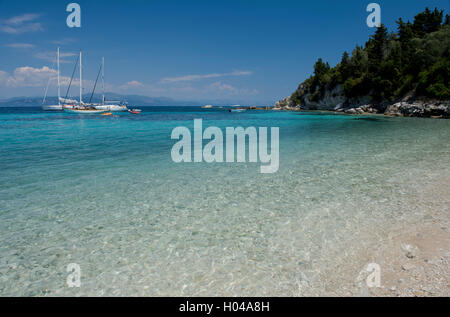Segelyachten off Marmari Beach an der Ostküste von Paxos, die Ionischen Inseln, die griechischen Inseln, Griechenland, Europa Stockfoto