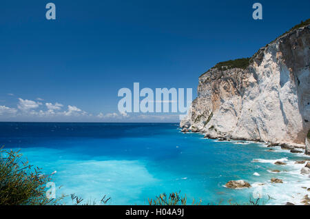 Dramatische Kalksteinfelsen über dem smaragdgrünen Meer in Erimitis Bay, Paxos, die Ionische Inseln, Griechenland, Europa Stockfoto