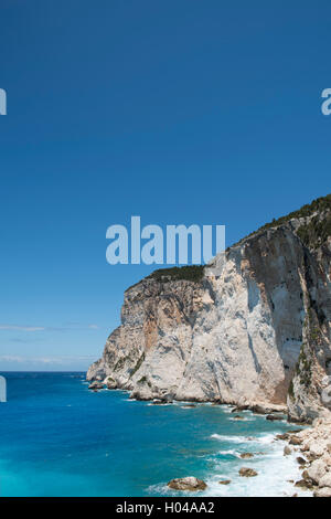 Dramatische Kalksteinfelsen über dem smaragdgrünen Meer in Erimitis Bay, Paxos, die Ionischen Inseln, die griechischen Inseln, Griechenland, Europa Stockfoto