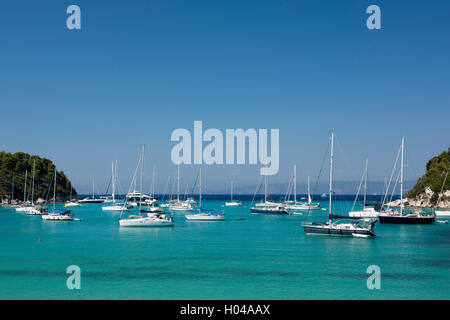 Segelyachten vor Anker im Hafen von Lakka auf der Insel Paxos, die Ionischen Inseln, die griechischen Inseln, Griechenland, Europa Stockfoto