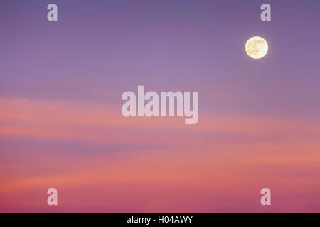 Vollmond mit roten Sonnenuntergang Wolken Stockfoto
