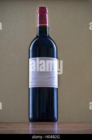 CHATEAU LE PIN FLASCHE 2001 feiner Luxus selten und sehr teuer 2001 Chateau Le Pin Weinflasche Pomerol Bordeaux Frankreich Stockfoto