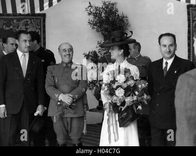 FRANCISCO FRANCO (1892-1975) Spanisch Caudilo mit seiner Frau Carmen, dem Generalsekretär der Falange Partei und des Ministers für Landwirtschaft auf der Messe Sevilla um 1942 Stockfoto