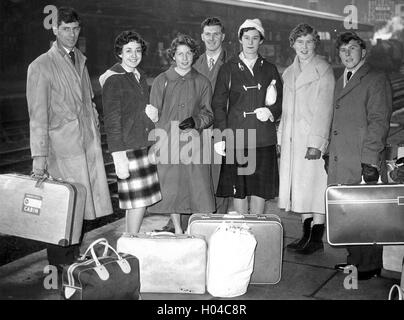 Gruppe von gut gekleideten Jungen Pfadfinderleiter am Zug wartete am Bahnhof auf dem Weg zur Jugendkonferenz in Sonnenberg im Jahr 1960. Stockfoto