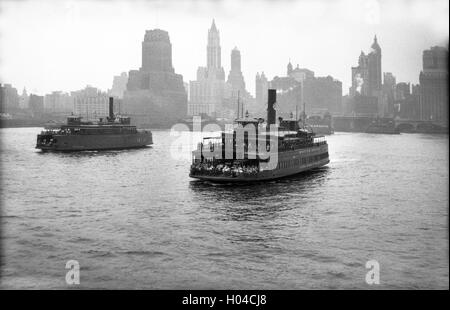 Dampf Fähre Schiffe der Hudson River Crossing in Richtung Lower Manhattan in New York USA 1930 s Stockfoto