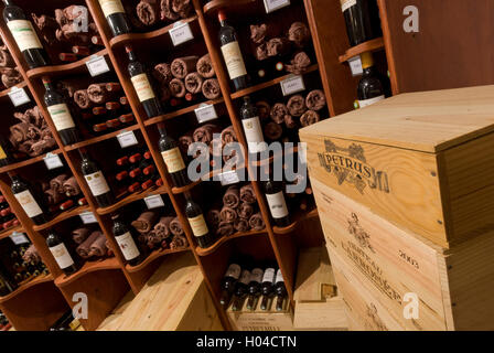 Bordeaux-Weine feine Luxus-Weinflaschen und -Kästen auf dem Display In der Weinhandlung 'Bordeaux Classique' in Saint Emilion Bordeaux Frankreich Stockfoto