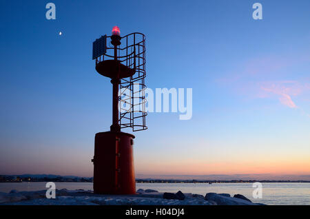 Leuchtturm auf dem Pier in Rimini, Italien, bei Sonnenuntergang Stockfoto