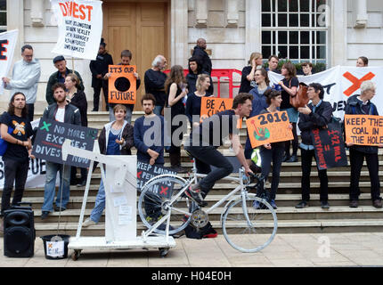 Climate Change Demonstranten demonstrieren gegen fossile Brennstoffe Investitionen außerhalb Rathaus Hackney, London Stockfoto