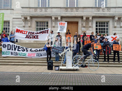 Climate Change Demonstranten demonstrieren gegen fossile Brennstoffe Investitionen außerhalb Rathaus Hackney, London Stockfoto