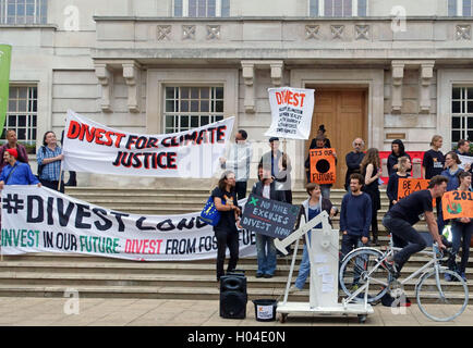 Climate Change Demonstranten demonstrieren gegen fossile Brennstoffe Investitionen außerhalb Rathaus Hackney, London Stockfoto