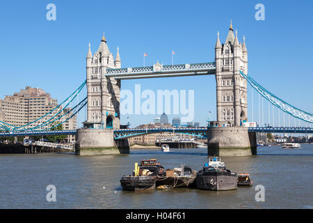 Blick auf die berühmte Tower Bridge an einem sonnigen Tag in London, Vereinigtes Königreich. Stockfoto