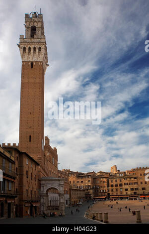 Der Torre del Mangia und der Palazzo Pubblico, aus der Ecke der Piazza del Campo in Siena, Toskana, Italien Stockfoto