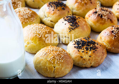 Frisch gebackene hausgemachte Brötchen mit Sesam Stockfoto