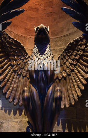 Phoenix-Statue am Albus Dumbledores Büroeingang, Warner Brothers Studio Tour, The Making of Harry Potter, London Stockfoto