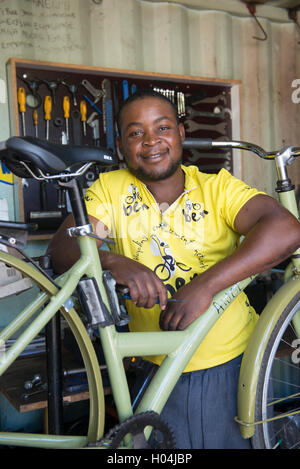 Zweiradmechaniker Wartung ein Fahrrad in seiner Werkstatt, Cape Town, Südafrika Stockfoto