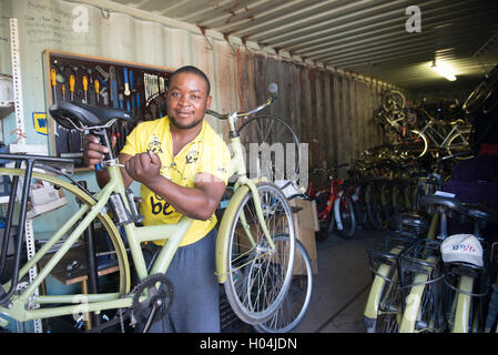 Zweiradmechaniker Wartung ein Fahrrad in seiner Werkstatt, Cape Town, Südafrika Stockfoto