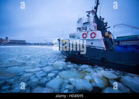 Der Eisbrecher Schiff gefangen im Eis versucht zu brechen und verlassen die Bucht zwischen den Gletschern Stockfoto
