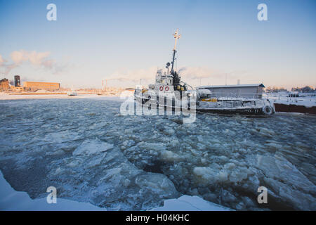 Der Eisbrecher Schiff gefangen im Eis versucht zu brechen und verlassen die Bucht zwischen den Gletschern Stockfoto