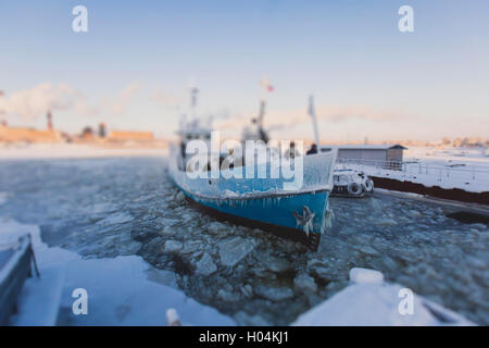 Der Eisbrecher Schiff gefangen im Eis versucht zu brechen und verlassen die Bucht zwischen den Gletschern Stockfoto