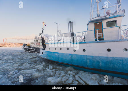 Der Eisbrecher Schiff gefangen im Eis versucht zu brechen und verlassen die Bucht zwischen den Gletschern Stockfoto