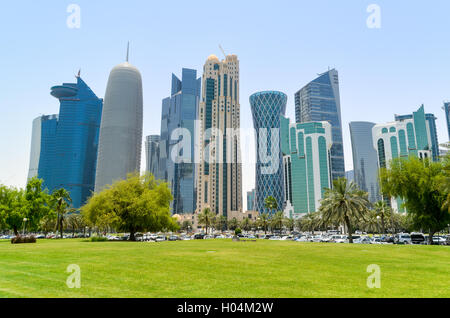 Skyline von West Bay Finanzviertel in Doha, Katar, vom grünen Sheraton park Stockfoto